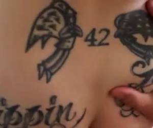 Roodharige met tepel piercing en tattoo hard geneukt