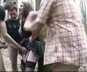 qu’ils veulent dire dans la forêt par plusieurs queues pour baiser et reçoit le sperme dans son visage