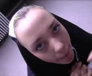 geile nonne entblößt ihre kahle muschi auf die stass