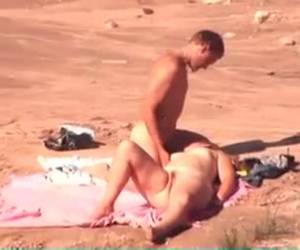 lui scopa la moglie sulla spiaggia non sapendo stanno essendo film