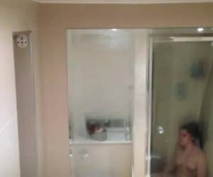 étudiant secrètement film tandis que sous la douche et mastubatingg