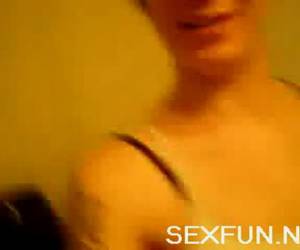 zwei amateurgirls in einem hotelzimmer
