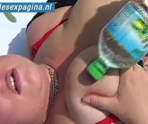 dame vidéo porno bénéficie d’eau bouteille dans sa chatte