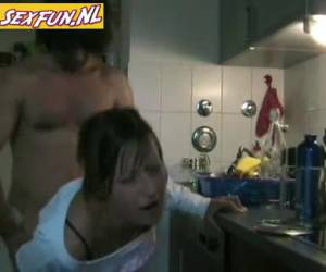 pareja cachonda tiene sexo en la cocina