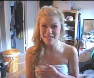 elle est secrètement étrange pour la webcam