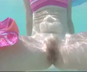Een stiekeme onderwater striptease