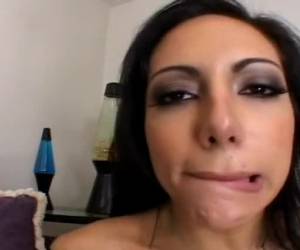 il lui met sur la grosse bite et la baise