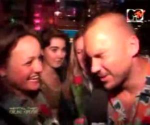 filles s’embrasser sur le dance floor