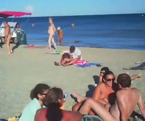 sua donna spessa volevo dirlo su una spiaggia affollata nudisti