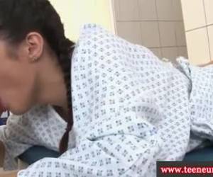 Tiener lesbo rekt haar anus uit met een dildo
