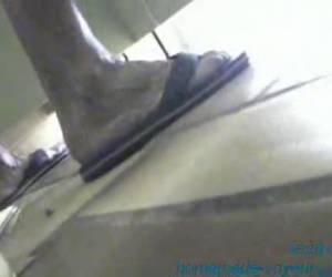 horny bitch alors qu’elle fingerfucks dans un espace public