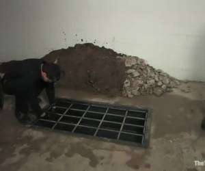 tirando il suo grande gallo schizza lo sperma nella sua bocca