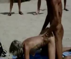 vecchia coppia scopa sul pubblico di whiteh spiaggia nudista