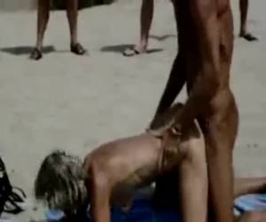 Oud stel neukt op nudisten strand met publiek