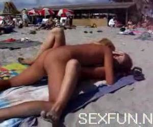 baise sur la plage