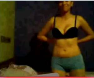 ragazza timida dà uno striptease per la webcam