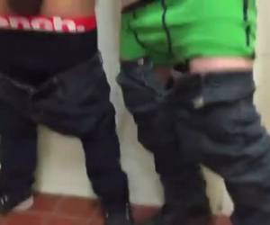 fappen ensemble sur la toilette masculine
