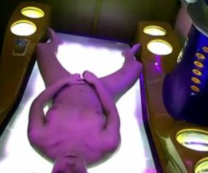 In the tanning bed masturbate the woman until she has an orgasm gets