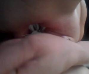 whiteh le pinceau de tourbière se masturber sa chatte chauve