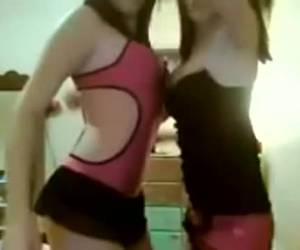 duas garotas com tesão por trás da webcam