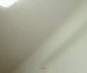 gritando, ella toma su mano anal