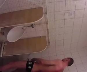 arracher secrètement sur la toilette