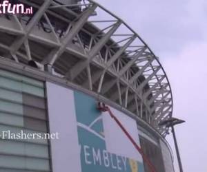 sexy nero exibitionists mostra le sue tette belle visti in pubblico