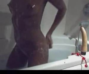 chica sexy webcam negro en el baño